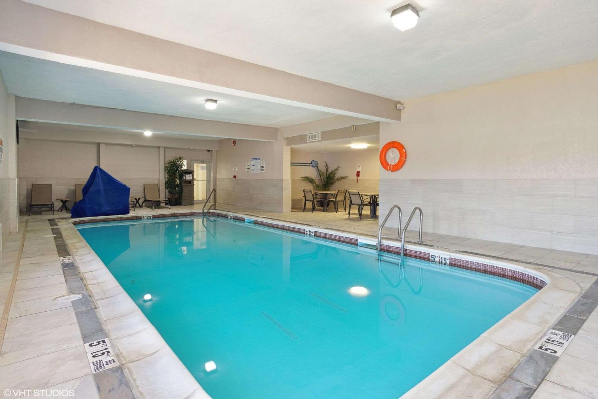 Quality Inn & Suites Morgantown - University Area Esterno foto